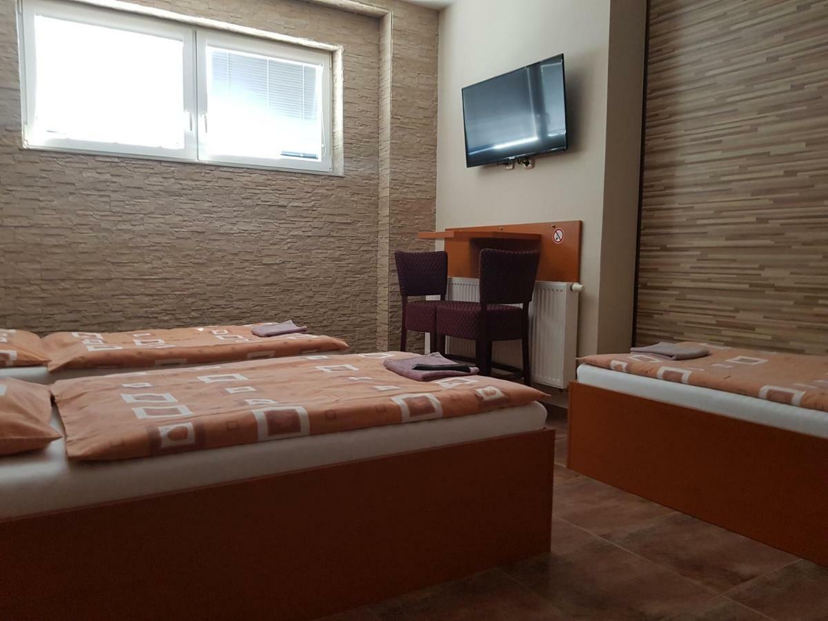 Penzion Hudebka Лоуни Екстер'єр фото